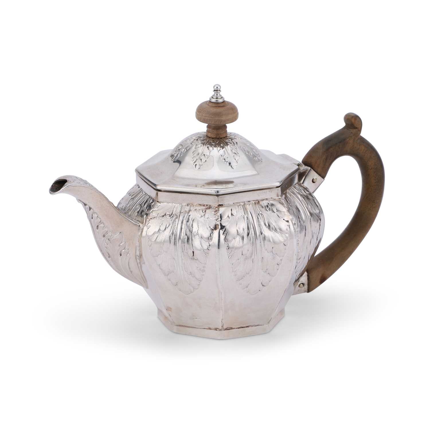 Lot 522 - A GEORGE III SILVER TEAPOT