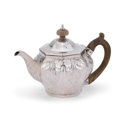 Lot 522 - A GEORGE III SILVER TEAPOT