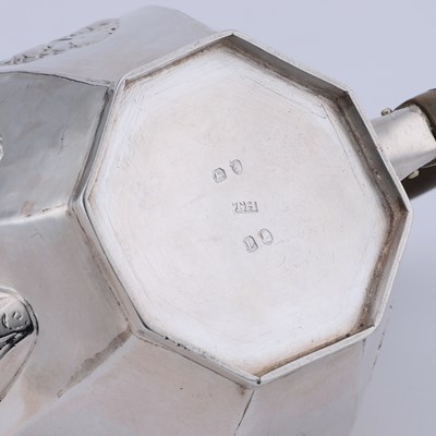Lot 522 - A GEORGE III SILVER TEAPOT