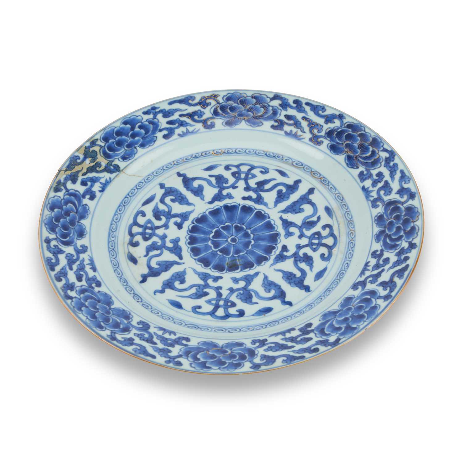 Lot 621 - AN 18TH CENTURY CHINESE BLUE AND WHITE CHARGER