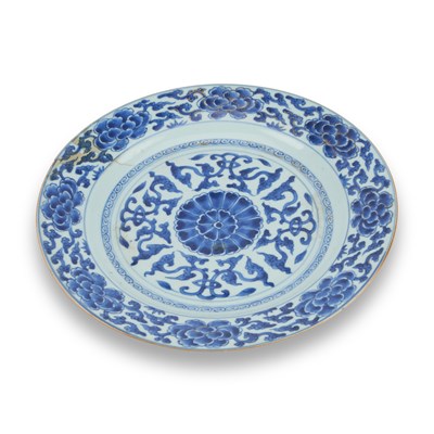 Lot 621 - AN 18TH CENTURY CHINESE BLUE AND WHITE CHARGER