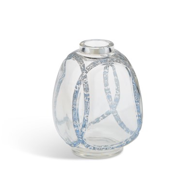Lot 24 - RENÉ LALIQUE (FRENCH, 1860-1945), A 'GUIRLANDE DE ROSES' VASE, DESIGNED 1914