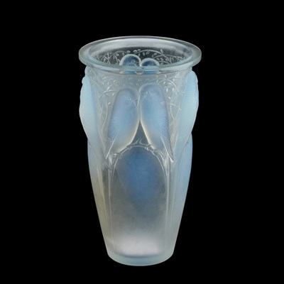 Lot 25 - RENÉ LALIQUE (FRENCH, 1860-1945), A LARGE 'CEYLAN' VASE, DESIGNED 1924