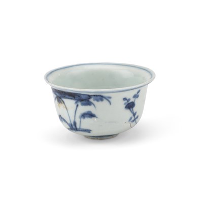 Lot 149 - A CHINESE PORCELAIN BLUE AND WHITE WINE CUP, JIAJING/ WANLI PERIOD