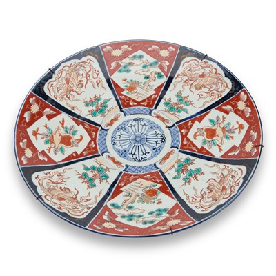 Lot 105 - A LARGE JAPANESE IMARI CHARGER, CIRCA 1900