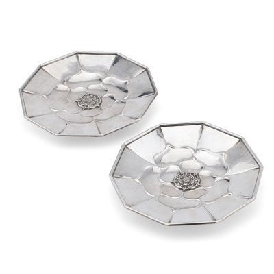 Lot 371 - A PAIR OF ARTS AND CRAFTS SILVER DISHES