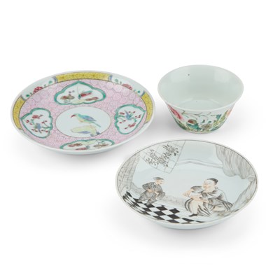 Lot 89 - THREE PIECES OF CHINESE PORCELAIN