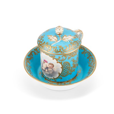 Lot 49 - A SÈVRES STYLE CHOCOLATE CUP, COVER AND STAND, 19TH CENTURY