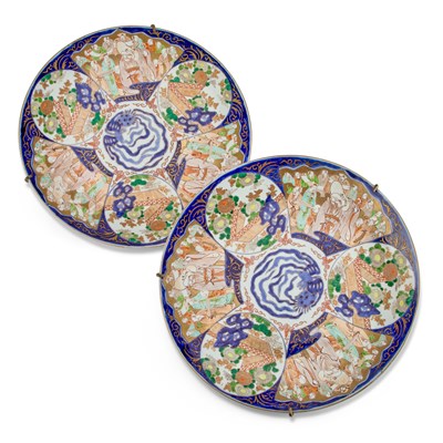 Lot 104 - A LARGE PAIR OF JAPANESE IMARI CHARGERS, CIRCA 1900