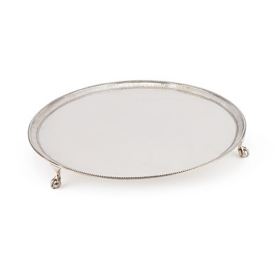 Lot 431 - A LARGE GEORGE III SILVER SALVER