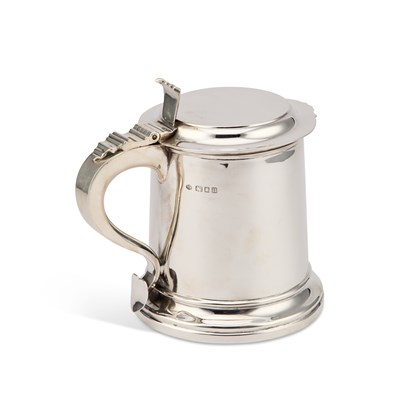 Lot 340 - A LARGE GEORGE V SILVER TANKARD
