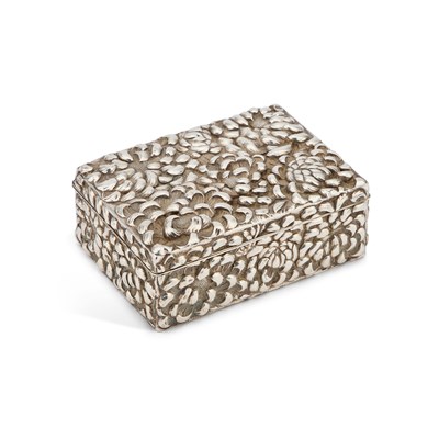 Lot 187 - A JAPANESE SILVER 'CHRYSANTHEMUM' BOX AND COVER, MEIJI PERIOD (1868-1912)