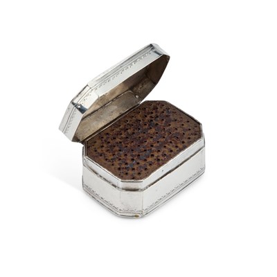 Lot 424 - A GEORGE III SILVER NUTMEG GRATER