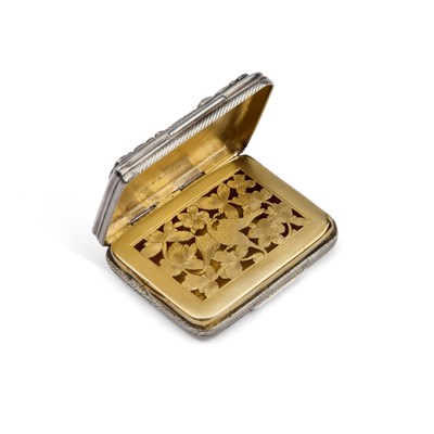 Lot 436 - A GEORGE III SILVER VINAIGRETTE
