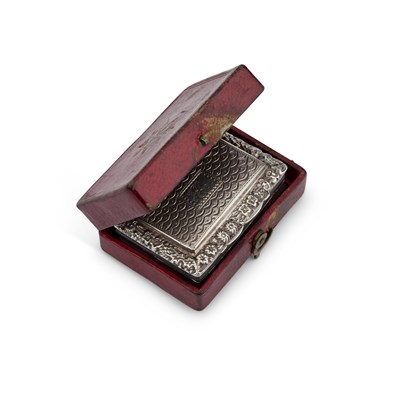 Lot 442 - A CASED GEORGE III SILVER VINAIGRETTE