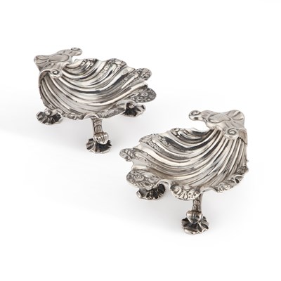 Lot 256 - A PAIR OF GEORGE III IRISH SILVER SHELL-FORM SALTS