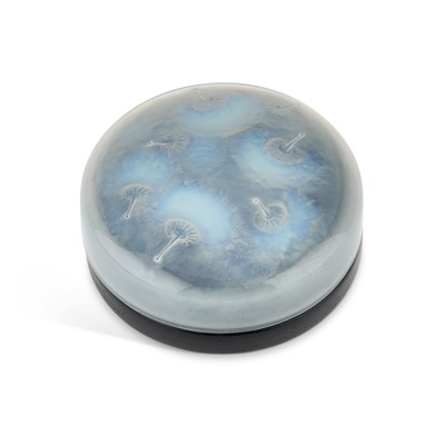 Lot 21 - RENÉ LALIQUE (FRENCH, 1860-1945), 'HOUPPES', A POWDER BOX COVER, DESIGNED 1921