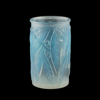 Lot 26 - RENÉ LALIQUE (FRENCH, 1860-1945), A 'LAURIER' VASE, DESIGNED 1922