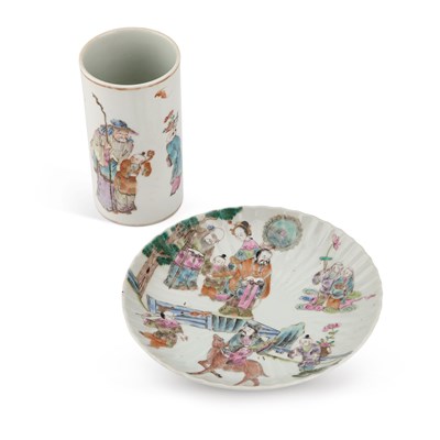 Lot 128 - A CHINESE FAMILLE ROSE BRUSHPOT AND A FLUTED DISH