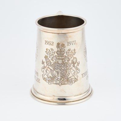 Lot 300 - AN ELIZABETH II SILVER COLLEGE OF ARMS MUG, 'THE QUEEN'S SILVER JUBILEE'