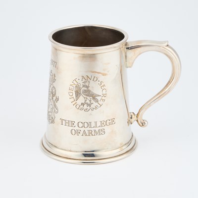 Lot 300 - AN ELIZABETH II SILVER COLLEGE OF ARMS MUG, 'THE QUEEN'S SILVER JUBILEE'