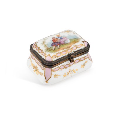Lot 134 - A CONTINENTAL PORCELAIN SNUFF BOX, CIRCA 1900