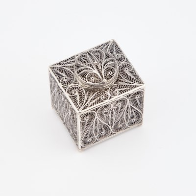 Lot 280 - A SMALL SILVER FILIGREE INKWELL