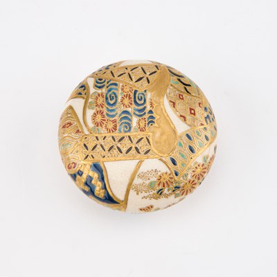 Lot 85 - A JAPANESE IMPERIAL SATSUMA BOX AND COVER, KOGO