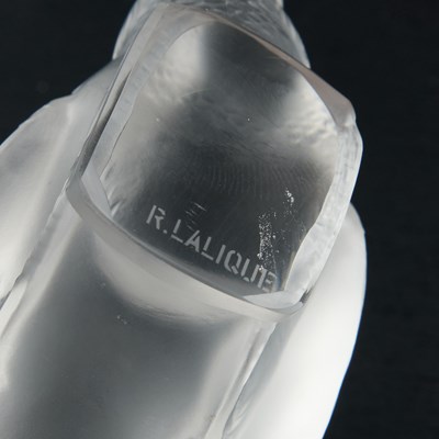 Lot 80 - RENÉ LALIQUE (FRENCH, 1860-1945), A 'MOINEAU' PAPERWEIGHT, DESIGNED 1925