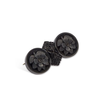 Lot 114 - A VICTORIAN CARVED JET BROOCH