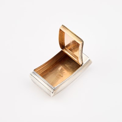Lot 319 - A SMALL GEORGE III SILVER SNUFF BOX