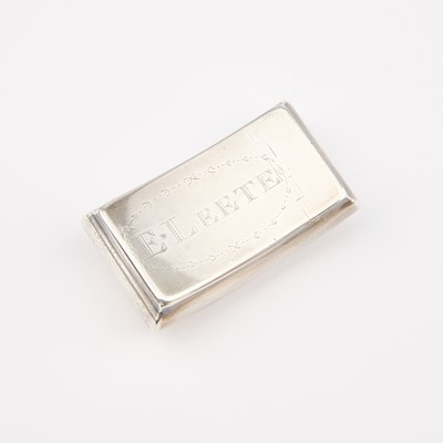 Lot 319 - A SMALL GEORGE III SILVER SNUFF BOX