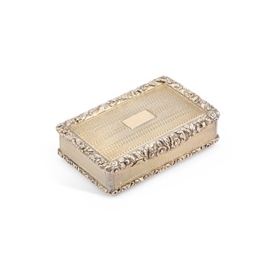 Lot 434 - A GEORGE IV SILVER-GILT SNUFF BOX