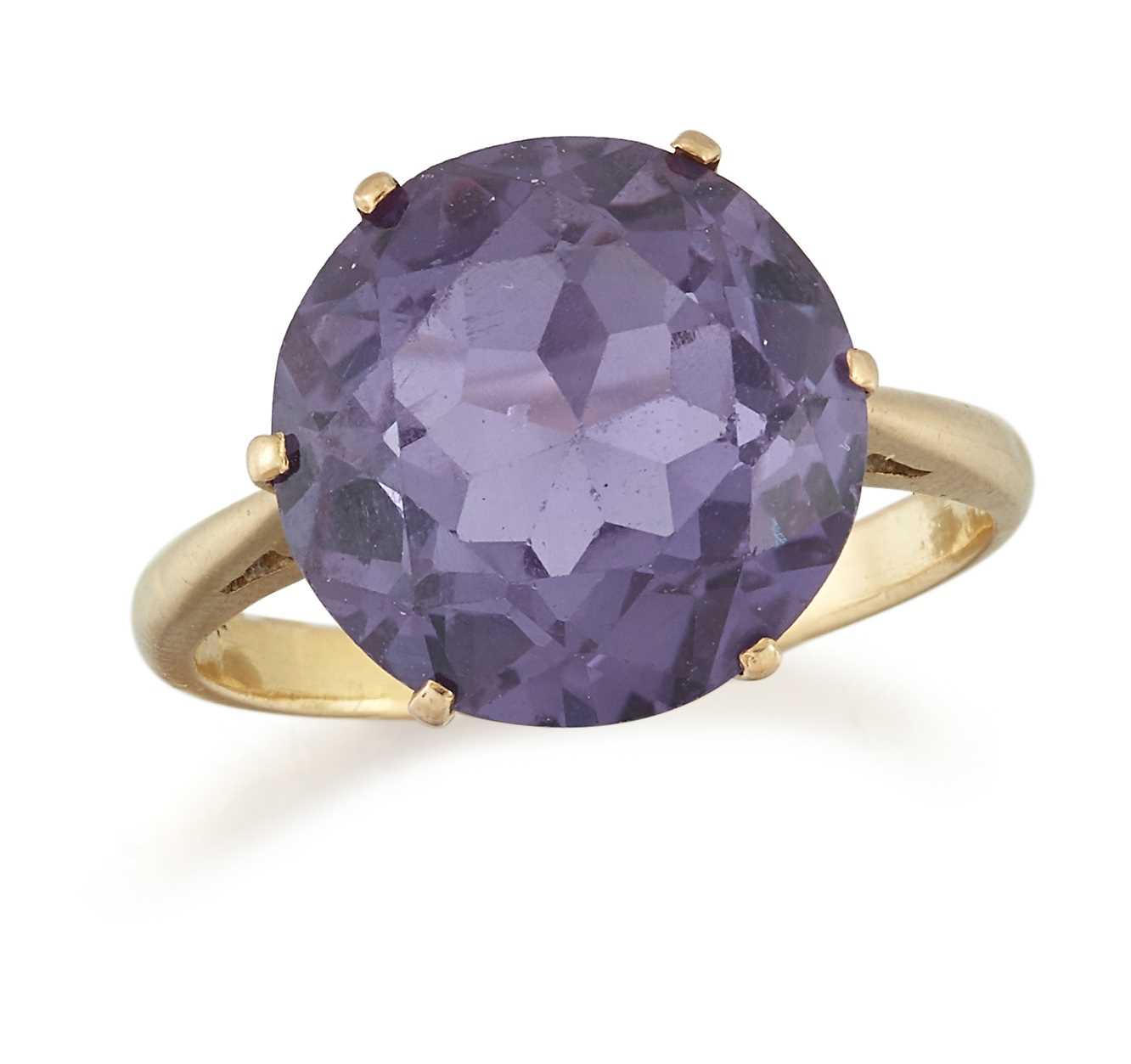 Lot 1737 - A SYNTHETIC COLOUR-CHANGE SAPPHIRE RING