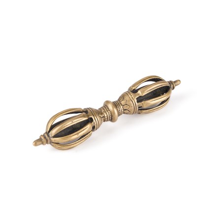 Lot 161 - A TIBETAN BRONZE VAJRA