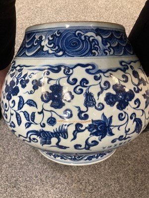 Lot 85 - A LARGE MING STYLE BLUE AND WHITE VASE