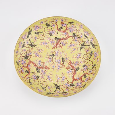Lot 69 - A CHINESE YELLOW-GROUND DISH