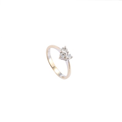 Lot 761 - A DIAMOND RING