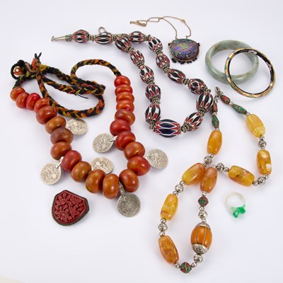 Lot 792 - A COLLECTION OF COSTUME JEWELLERY