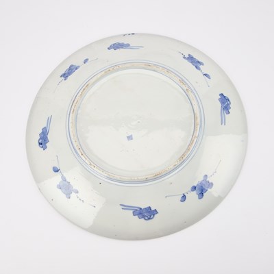 Lot 105 - A LARGE JAPANESE IMARI CHARGER