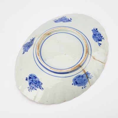 Lot 106 - A LARGE JAPANESE IMARI FLUTED DISH, LATE 19TH/EARLY 20TH CENTURY