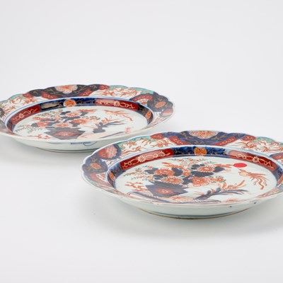 Lot 84 - A PAIR OF JAPANESE IMARI CHARGERS, LATE 19TH/EARLY 20TH CENTURY