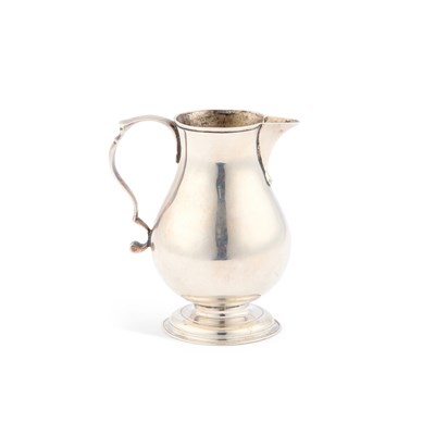 Lot 472 - A GEORGE II SILVER CREAM JUG