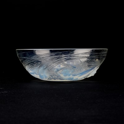Lot 36 - RENÉ LALIQUE (FRENCH, 1860-1945), 'ONDINES', A BOWL, DESIGNED 1921