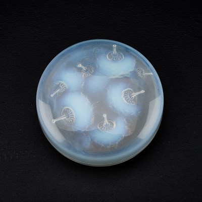 Lot 31 - RENÉ LALIQUE (FRENCH, 1860-1945), 'HOUPPES', A BOX AND COVER, DESIGNED 1921