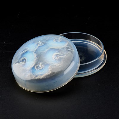Lot 31 - RENÉ LALIQUE (FRENCH, 1860-1945), 'HOUPPES', A BOX AND COVER, DESIGNED 1921