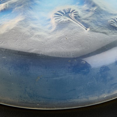 Lot 31 - RENÉ LALIQUE (FRENCH, 1860-1945), 'HOUPPES', A BOX AND COVER, DESIGNED 1921
