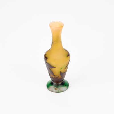 Lot 38 - ÉMILE GALLÉ (FRENCH, 1846-1904), A SMALL CAMEO GLASS VASE