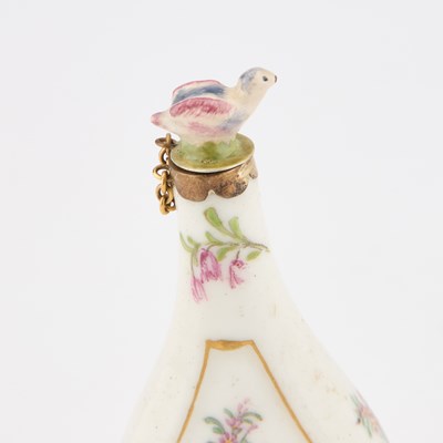 Lot 51 - A 19TH CENTURY PORCELAIN SCENT BOTTLE IN CHELSEA STYLE