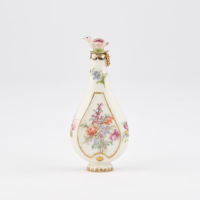 Lot 51 - A 19TH CENTURY PORCELAIN SCENT BOTTLE IN CHELSEA STYLE